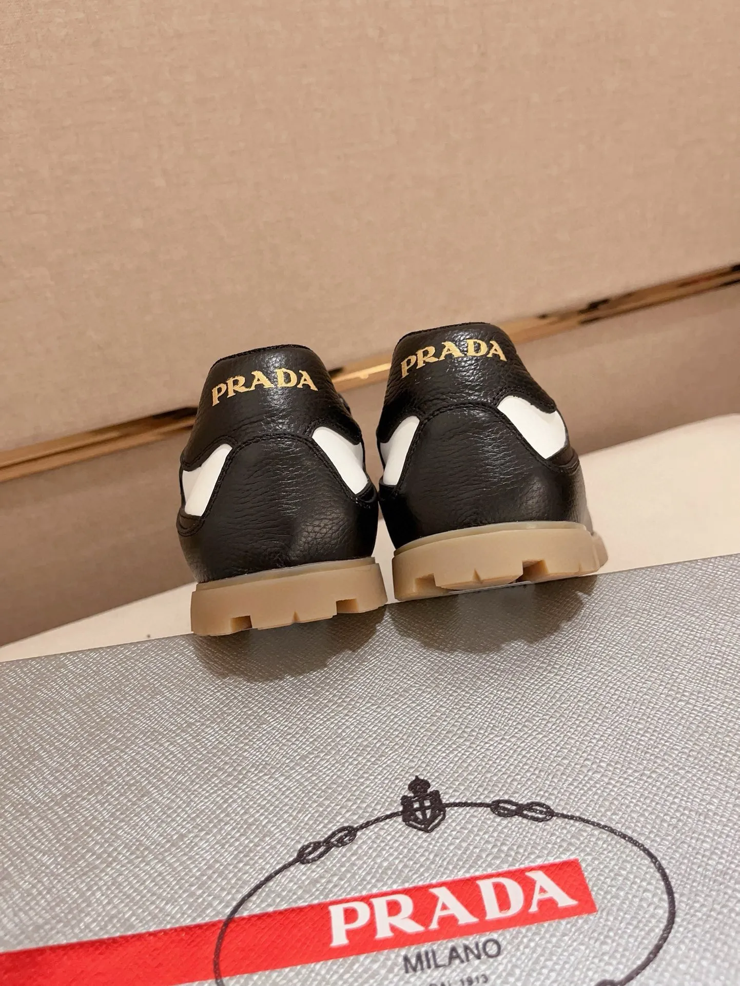 Men's shoes 💰 540💰 ✔️✔️✔️Higher version High-quality new PRADA (Prada) counters are launched at the same time. The new men's shoes and 😘 fabrics are made of high-tech glue-making technology. Lining: Full cowhide lining. 👍🏿 High-end ☄️ air-cushion molded anti-slip rubber outsole, exquisite lines, simple and elegant, comfortable and high-end for leisure travel. Code number: 38 to 44 (45 can be customized and cannot be returned or exchanged)